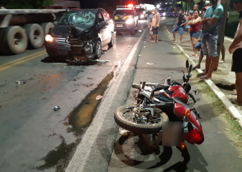 Motorista bêbado colide frontalmente contra moto e deixa duas pessoas feridas na BR-343